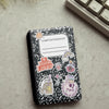 Housse magnétique noire protectrice pour un carnet décoré de motifs d'amoureux de livres.