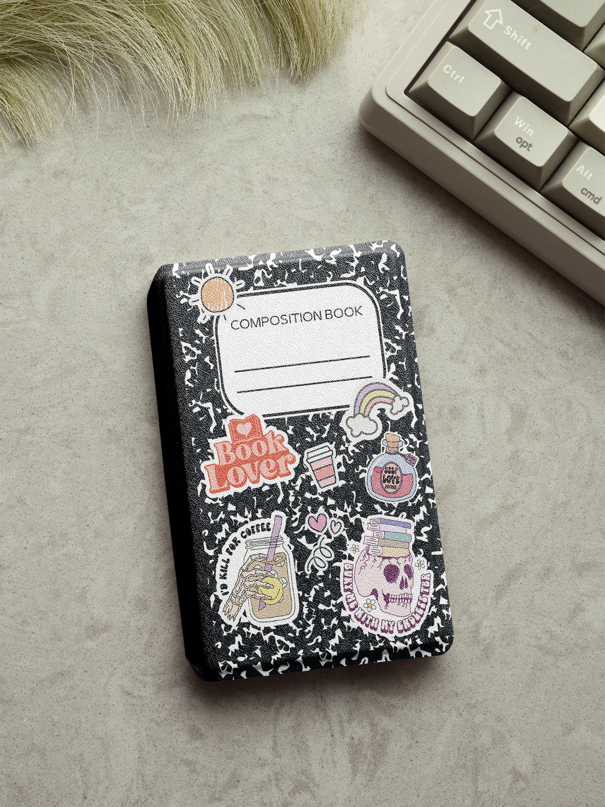 Housse magnétique noire protectrice pour un carnet décoré de motifs d'amoureux de livres.