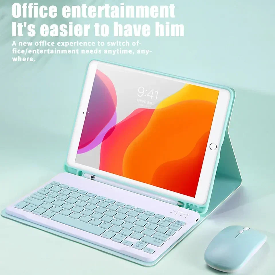 Hellblaue iPad mit Tastatur und Maus auf hellgrüner Oberfläche