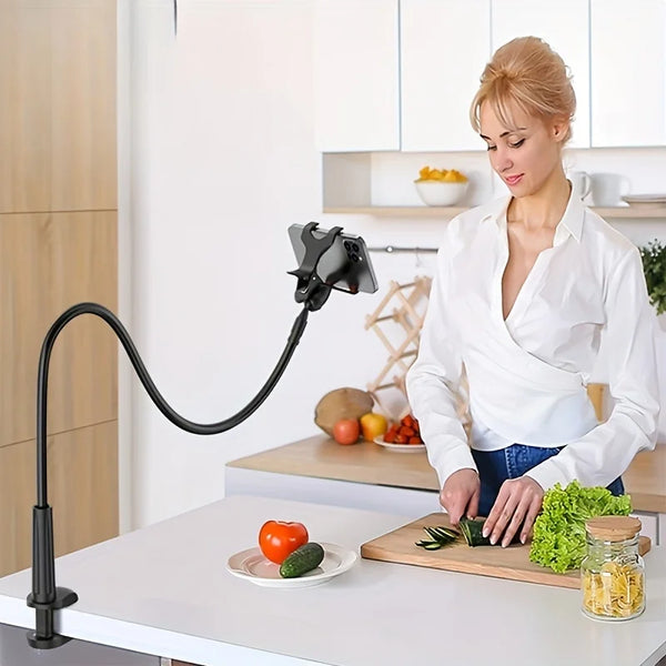 Eine Frau benutzt eine flexible Schnabelhalterung, um ein Messer beim Kochen am Küchentisch zu halten.