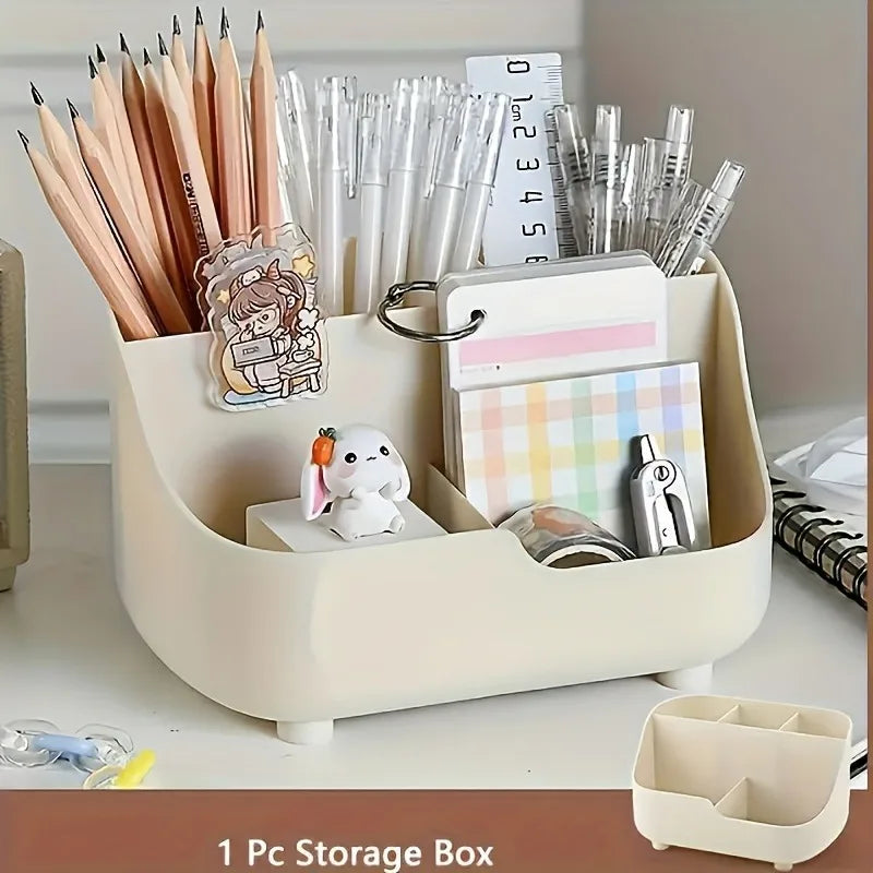 Caja de almacenamiento de acrílico beige llena de bolígrafos, lápices y suministros de escritorio.
