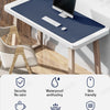 Dunkelblaue Premium-PU-Leder-Deskmatte mit weißem Rahmen und schwarzem Monitor auf einem Holzschreibtisch.