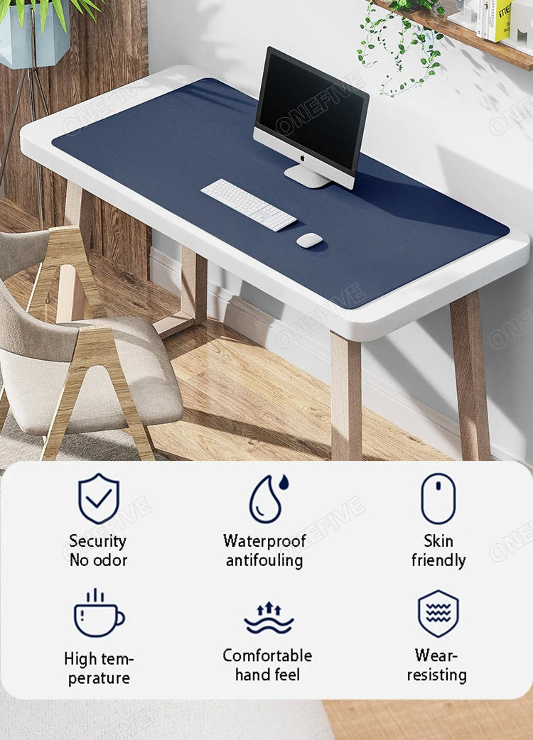 Dunkelblaue Premium-PU-Leder-Deskmatte mit weißem Rahmen und schwarzem Monitor auf einem Holzschreibtisch.