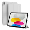 Una funda magnética plegable blanca para iPad mostrada junto al dispositivo.