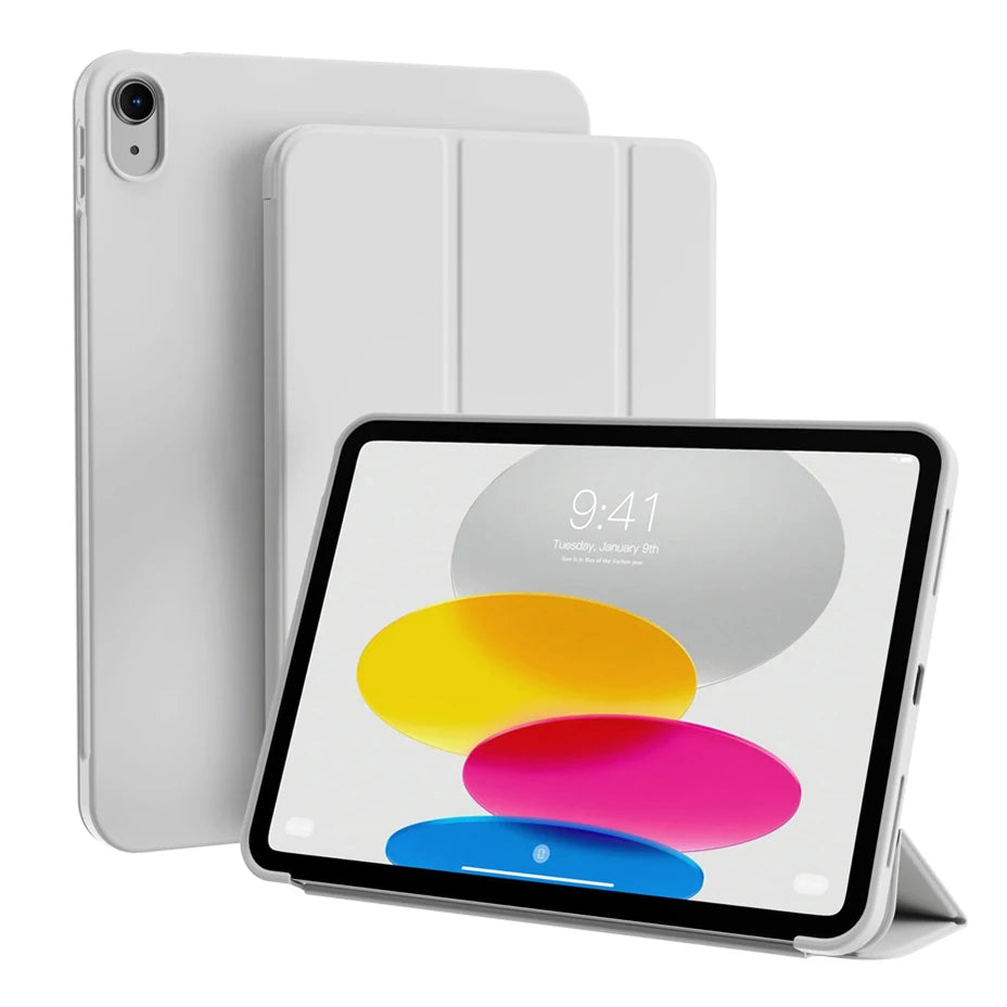 Una funda magnética plegable blanca para iPad mostrada junto al dispositivo.