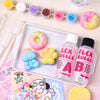 Silikon-Squishy-Maker-Kit mit bunten Squishy-Spielzeugen und Flüssigfarben auf einer weißen Schale.