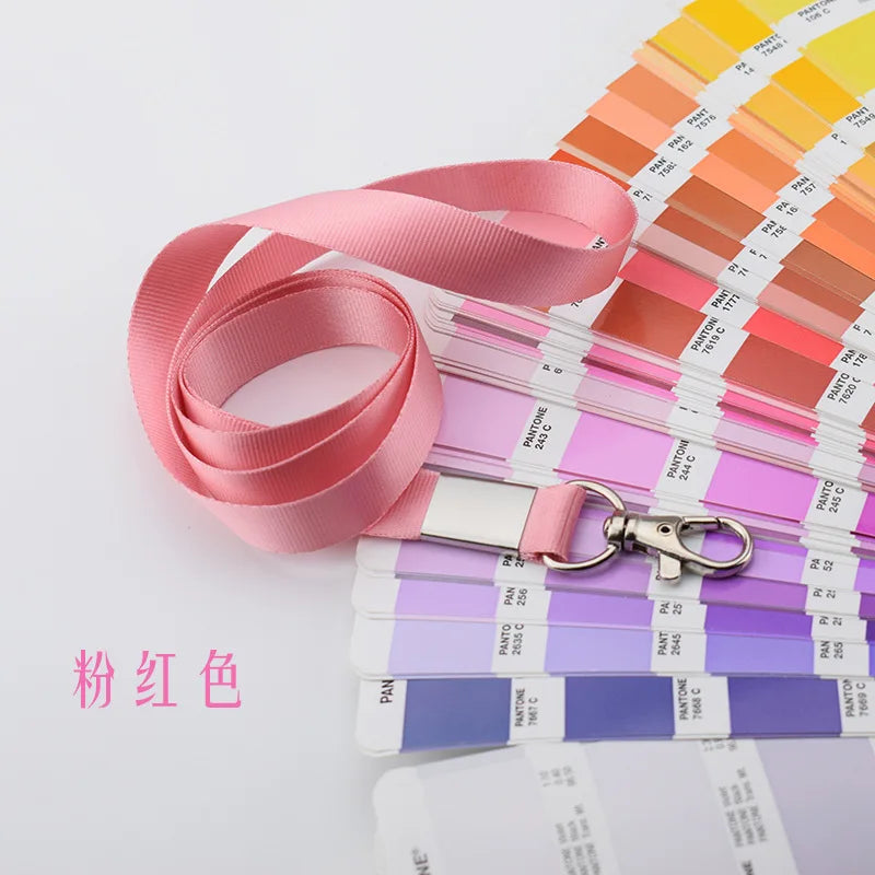 Porta identificación duradero rosa con cordón y cintas de varios colores y tarjetas de plástico