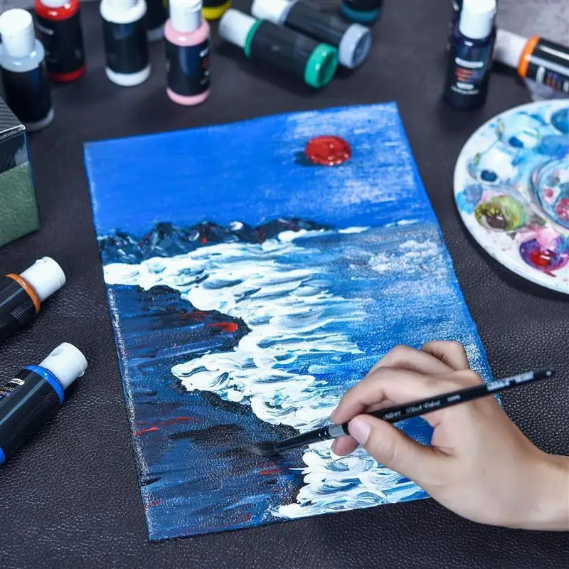 Eine Hand malt eine leuchtend blaue Seelandschaft auf eine Leinwand mit Acrylfarben.