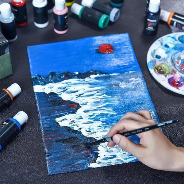 Eine Hand malt eine leuchtend blaue Seelandschaft auf eine Leinwand mit Acrylfarben.