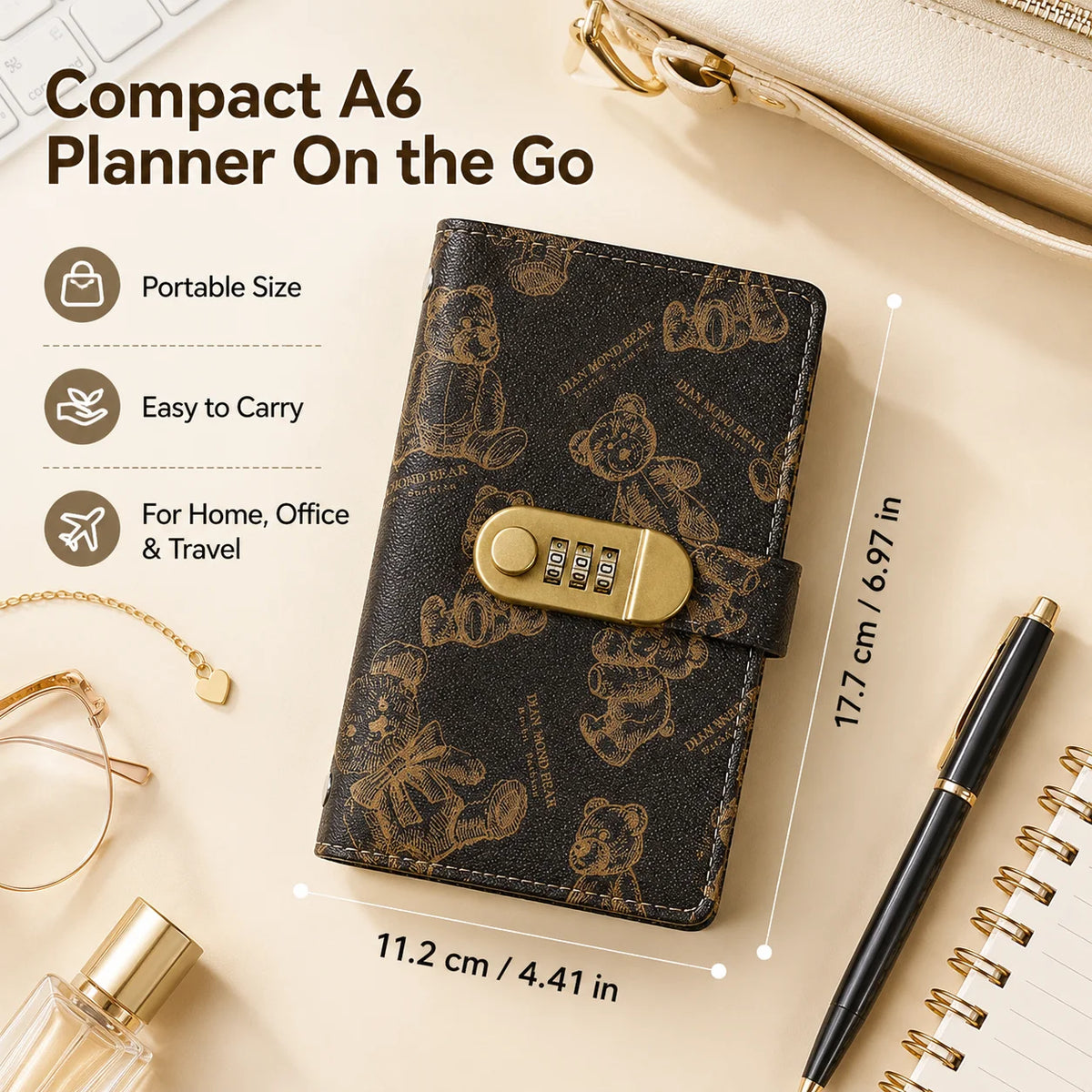 Un agenda en cuir marron compact avec un cadenas, à côté d'un stylo et d'un carnet.