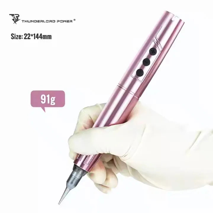 Una mano sostiene un bolígrafo eléctrico para tatuajes permanentes profesional rosa, mostrando su tamaño y peso.