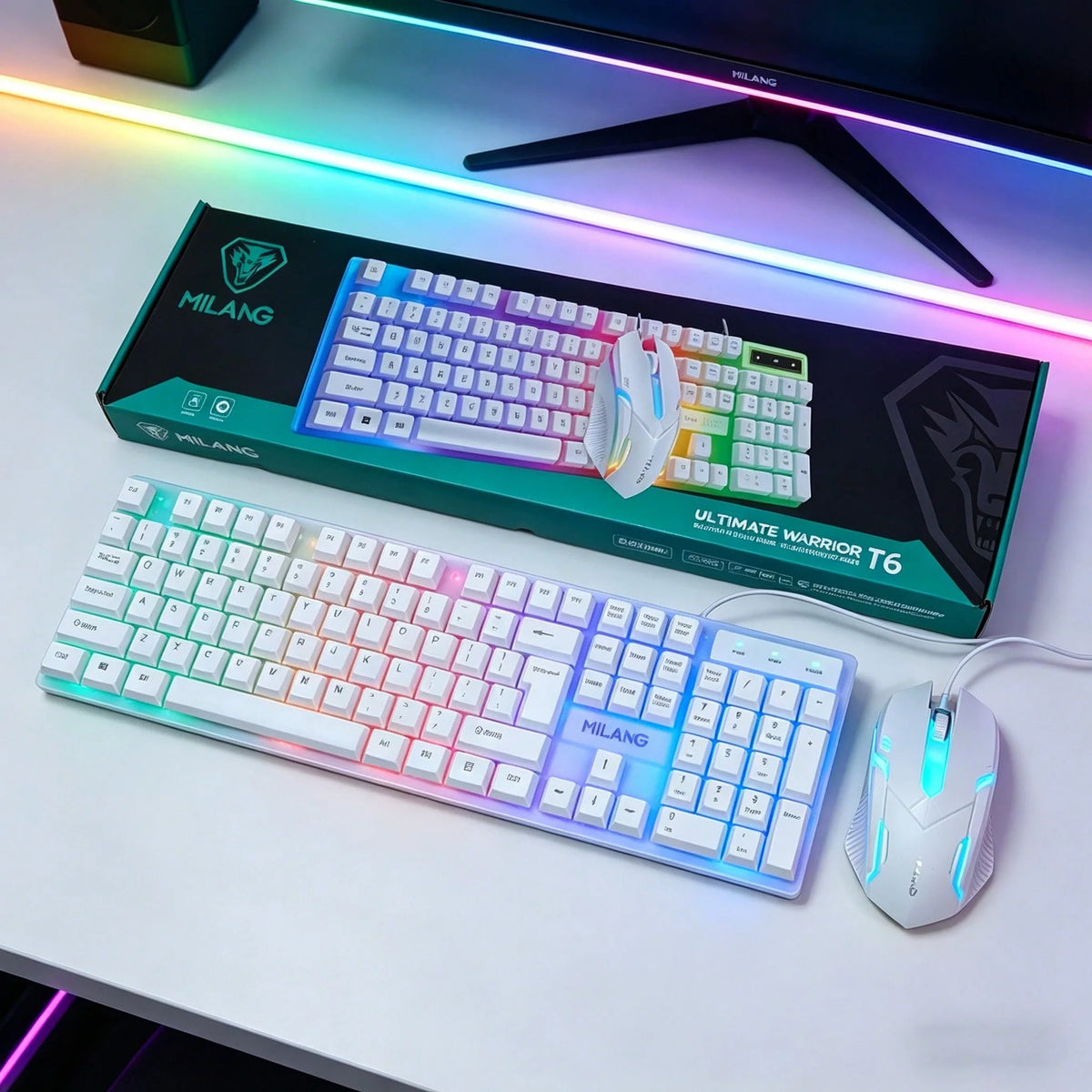 RGB-beleuchtete mechanische Tastatur, Maus und Verpackung auf einem weißen Schreibtisch mit leuchtendem Monitorhintergrund.