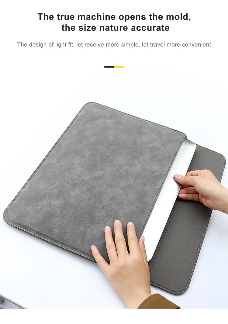 Eine Hand öffnet eine graue PU-Leder-Laptophülle und demonstriert ihre Passform und das Design.