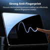 Une main touche l'écran d'un smartphone affichant une onde électrique, démontrant la technologie anti-empreintes.