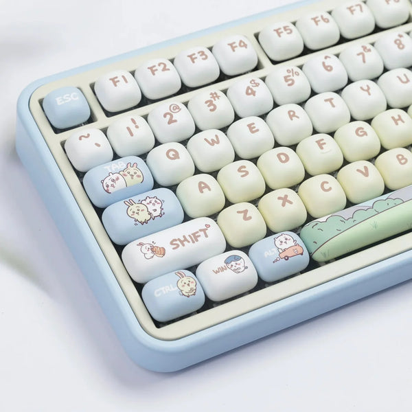 Primer plano de teclas PBT sublimadas en azul claro para teclado mecánico, mostrando varias marcas blancas y azul claro