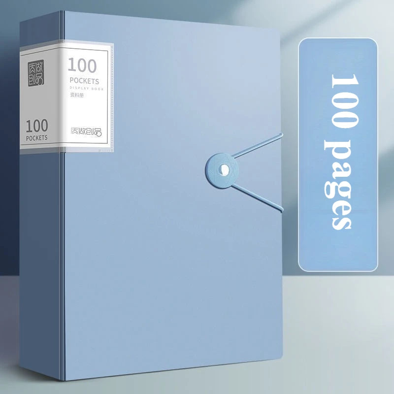 Hellblaue Aktenmappe mit transparentem Einband, die 100 Fächer und 100 Seiten zeigt.