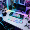 RGB-beleuchtete mechanische Tastatur und Maus-Set auf einem Schreibtisch mit Monitor und Kopfhörern