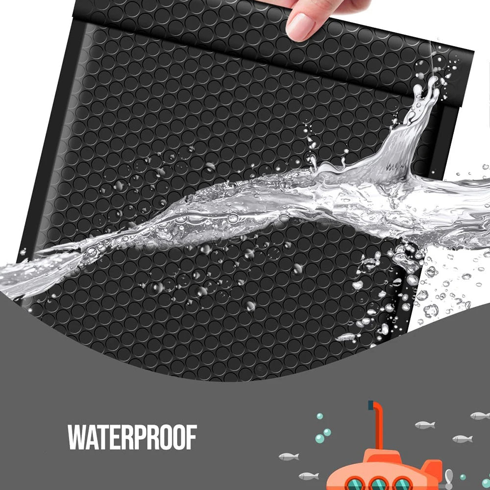 Eine Hand presst einen schwarzen Honigbehälter, der seine wasserdichte Eigenschaft demonstriert, mit Wasser, das spritzt.
