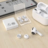 Une collection de embouts auriculaires en silicone de rechange et un étui de charge pour AirPods Pro sont exposés sur une sur