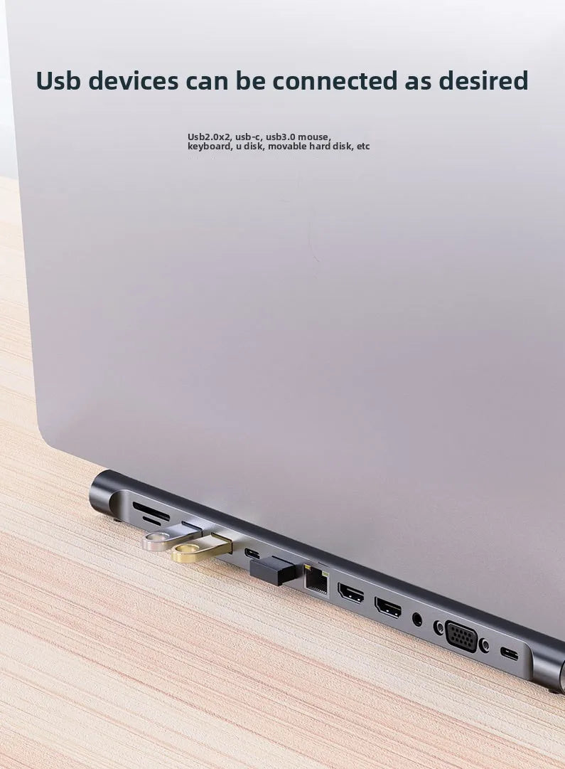 Estación de acoplamiento USB plateada con múltiples puertos, mostrada sobre una superficie de madera.