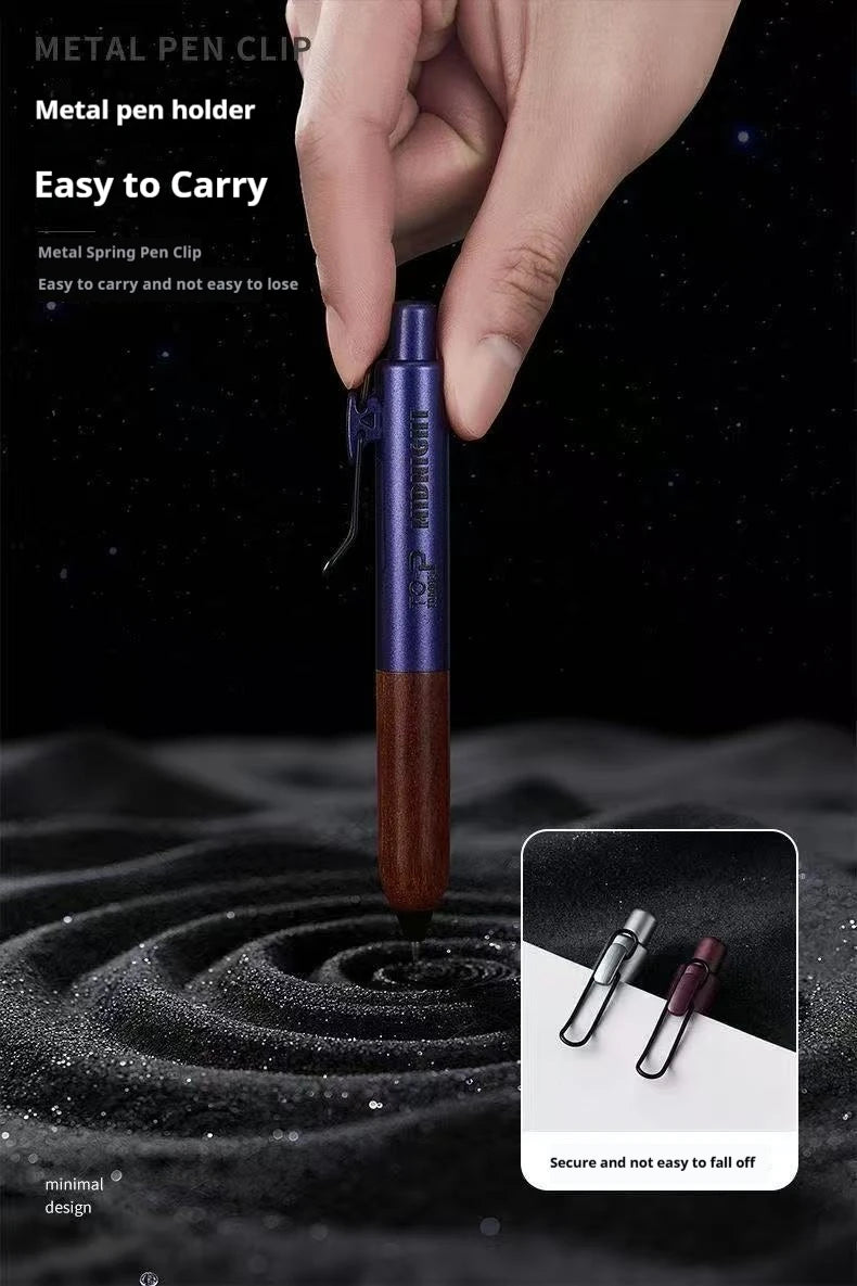 Una mano sostiene una clip de bolígrafo de metal morado oscuro con agarre de madera, mostrando su diseño fácil de llevar.