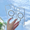 Una mano sostiene un estuche protector magnético transparente para iPhone, mostrando los elementos de diseño.