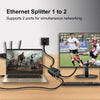 Divisor Ethernet negro que conecta una laptop a un monitor, demostrando su función para conectividad simultánea.