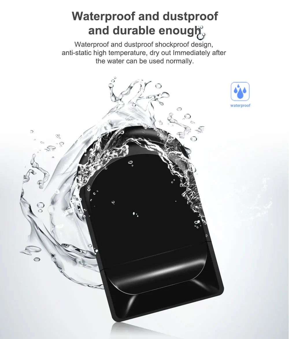 Schwarzer USB-Stick wird mit Wasser bespritzt, was seine wasserdichte und staubdichte Konstruktion demonstriert.