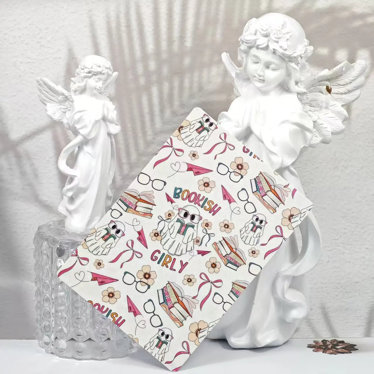 Weiße dekorative Einlegekarten mit niedlichen Cartoon-Mädchen und Büchern neben einer weißen Statue.