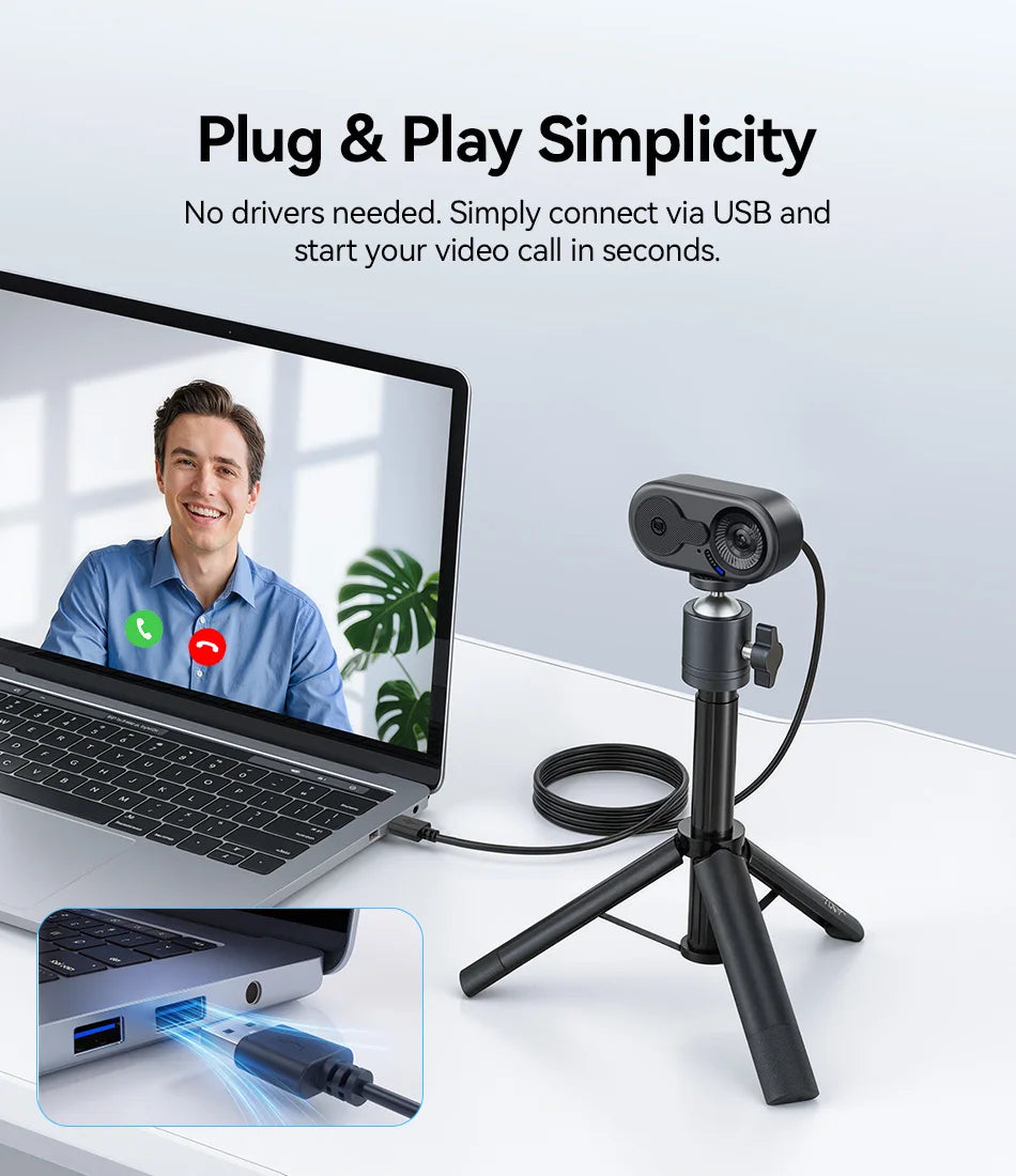 Eine HD-USB-Webcam auf einem Stativ neben einem Laptop, der einen Videoanruf zeigt.