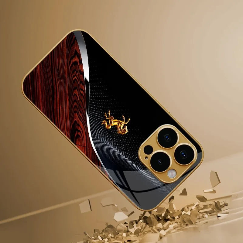 Goldener Metall-Halterungs-Case für iPhone, präsentiert vor neutralem Hintergrund.