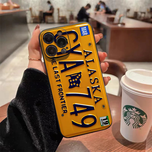 Une coque de téléphone vintage jaune pour iPhone, tenue dans une main.
