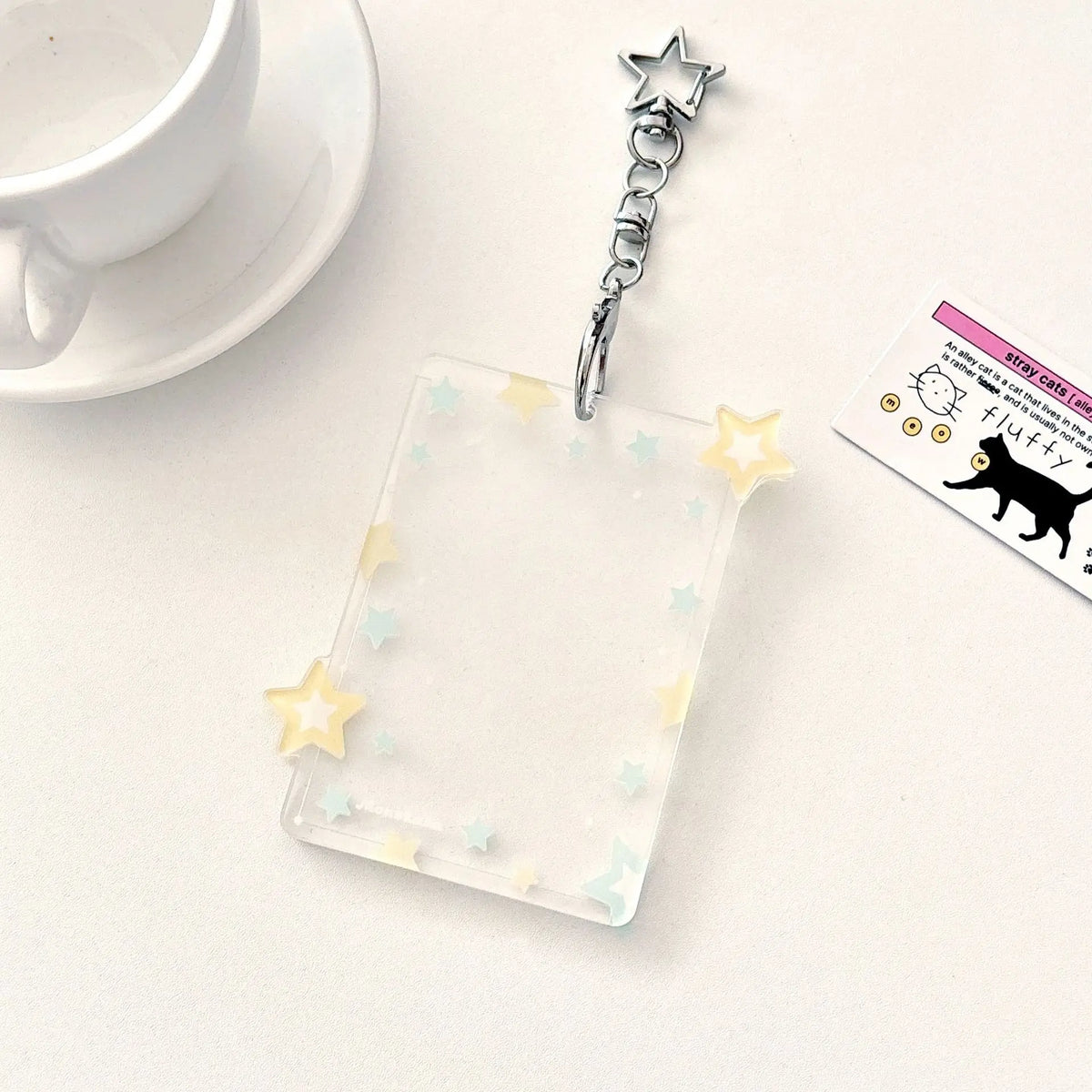 Pendentif porte-photocard en acrylique clair avec chaîne argentée et charm étoile