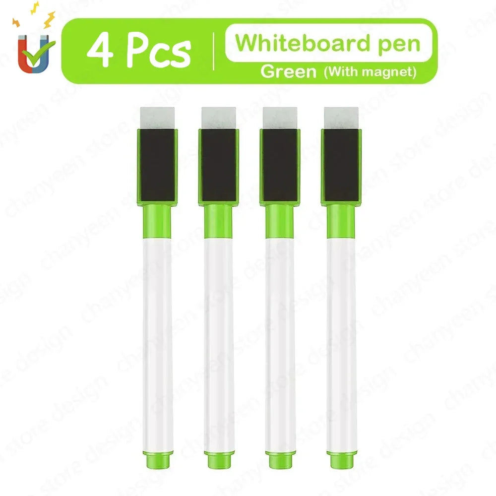Vier grüne Whiteboard-Marker mit Magneten in einer Verpackung präsentiert.