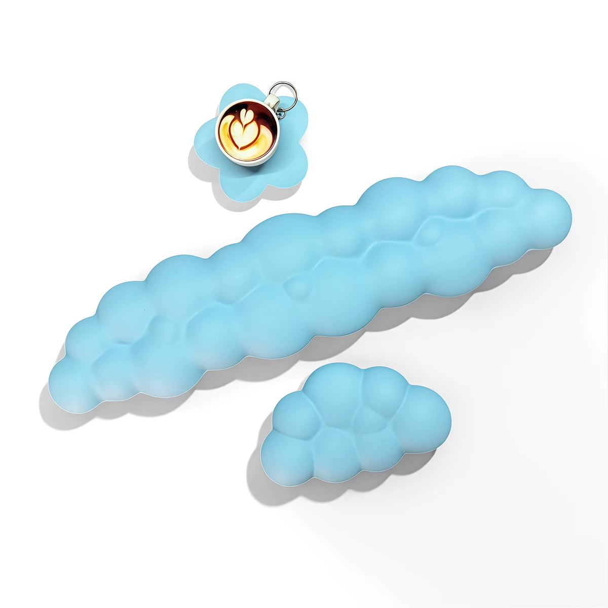 Repose-poignet clavier en forme de nuage bleu clair avec un charm de tasse à café.