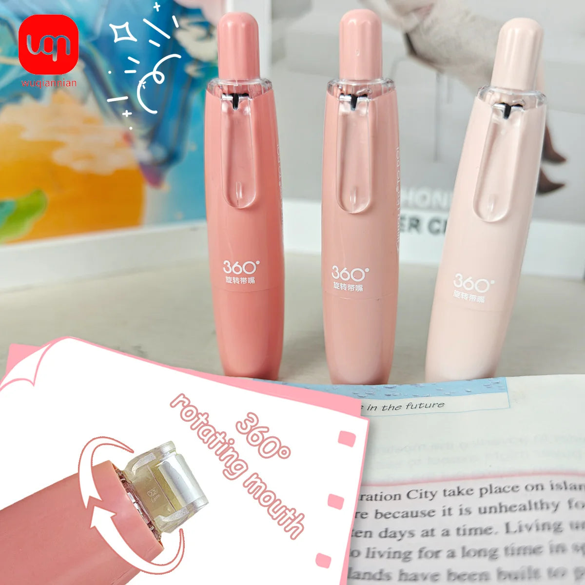 Dispensador de pegamento adhesivo rosa de doble cara con boca giratoria, demostrando su funcionalidad de 360 grados.