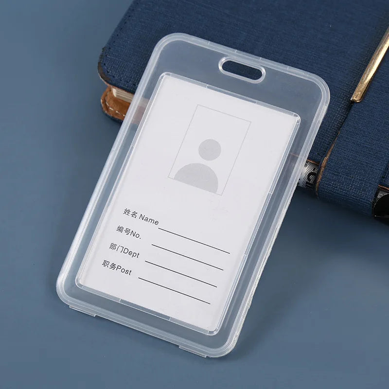 Porta identificación de plástico transparente con ranura para tarjeta, sobre fondo azul oscuro.