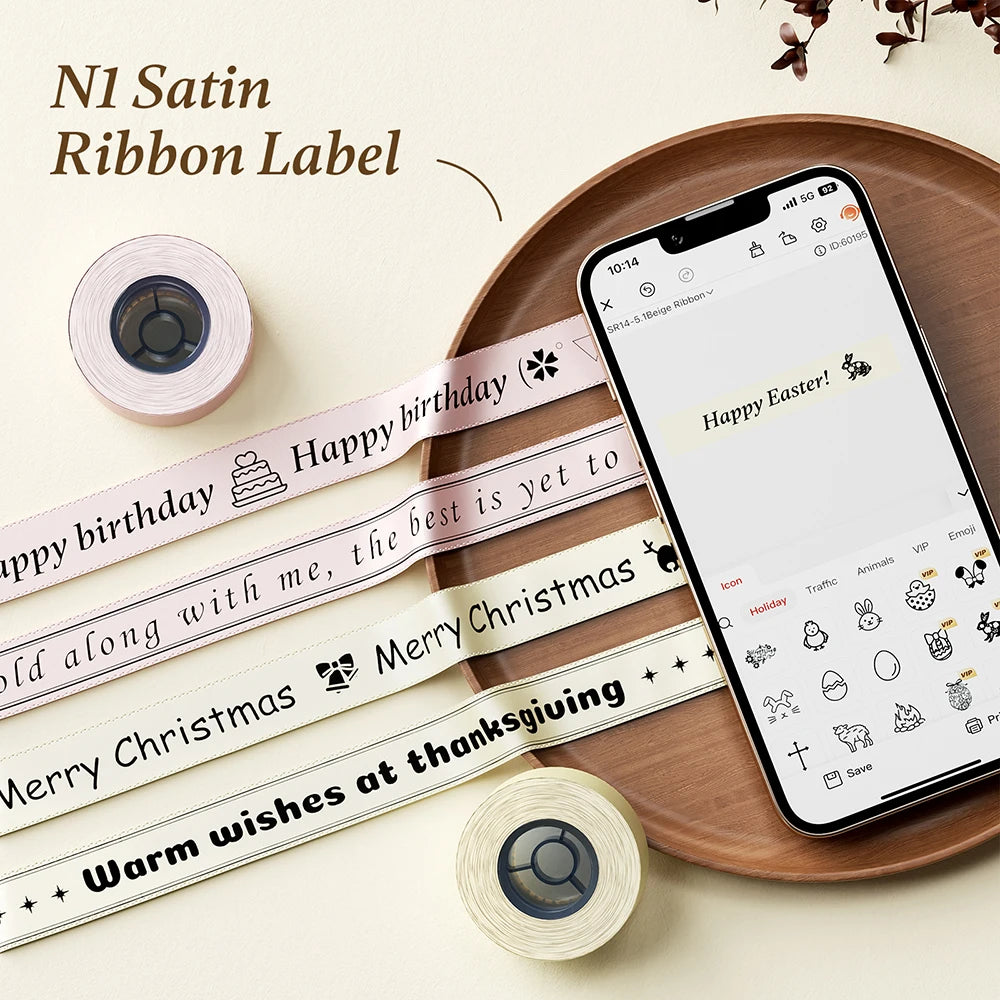 Rouleaux de ruban satiné pour étiquettes, présentés à côté d'un smartphone.