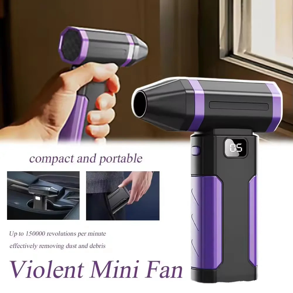 Un mini ventilador violento morado y negro sostenido por una mano, destacando su diseño compacto.