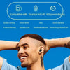 Ein lächelnder Mann mit Fade-Haarschnitt trägt kabellose Bluetooth-Kopfhörer.