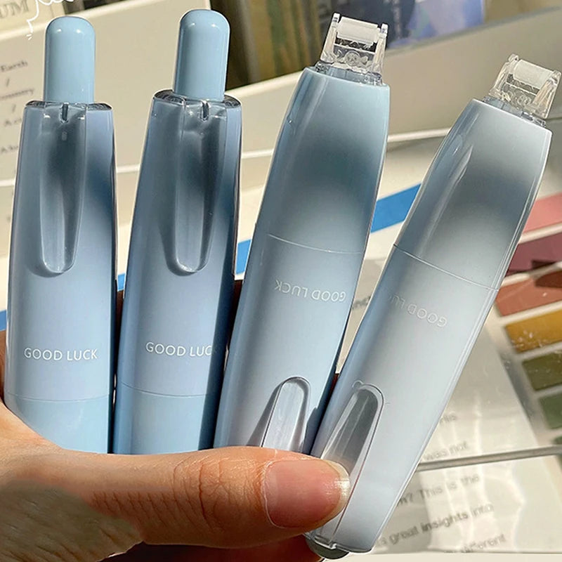 Una mano sostiene cuatro botellas de cinta adhesiva de doble cara resistente Good Luck en empaque azul claro.