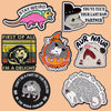 Collection de badges émaillés avec des phrases humoristiques comme Stay Weird I'm a Delight et Don't Be Part of the Problem
