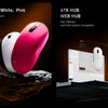 Ergonomische kabellose Gaming-Maus in Schwarz, Weiß und Pink vor dunklem Hintergrund.