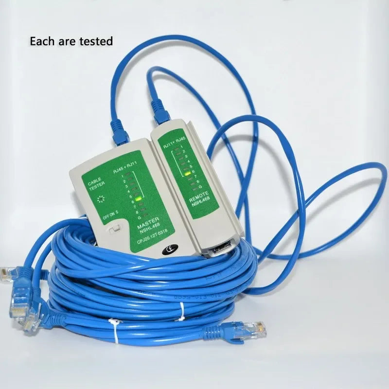 Cable Ethernet plano azul con probador integrado, enrollado sobre una superficie blanca.