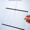 Una película magnética transparente se está lavando con agua, demostrando su funcionalidad lavable a agua.