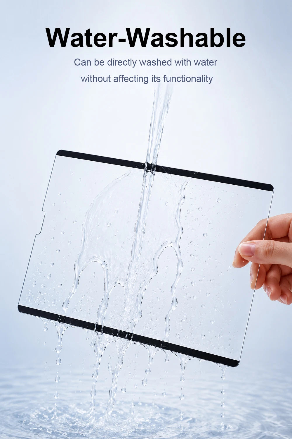 Una película magnética transparente se está lavando con agua, demostrando su funcionalidad lavable a agua.