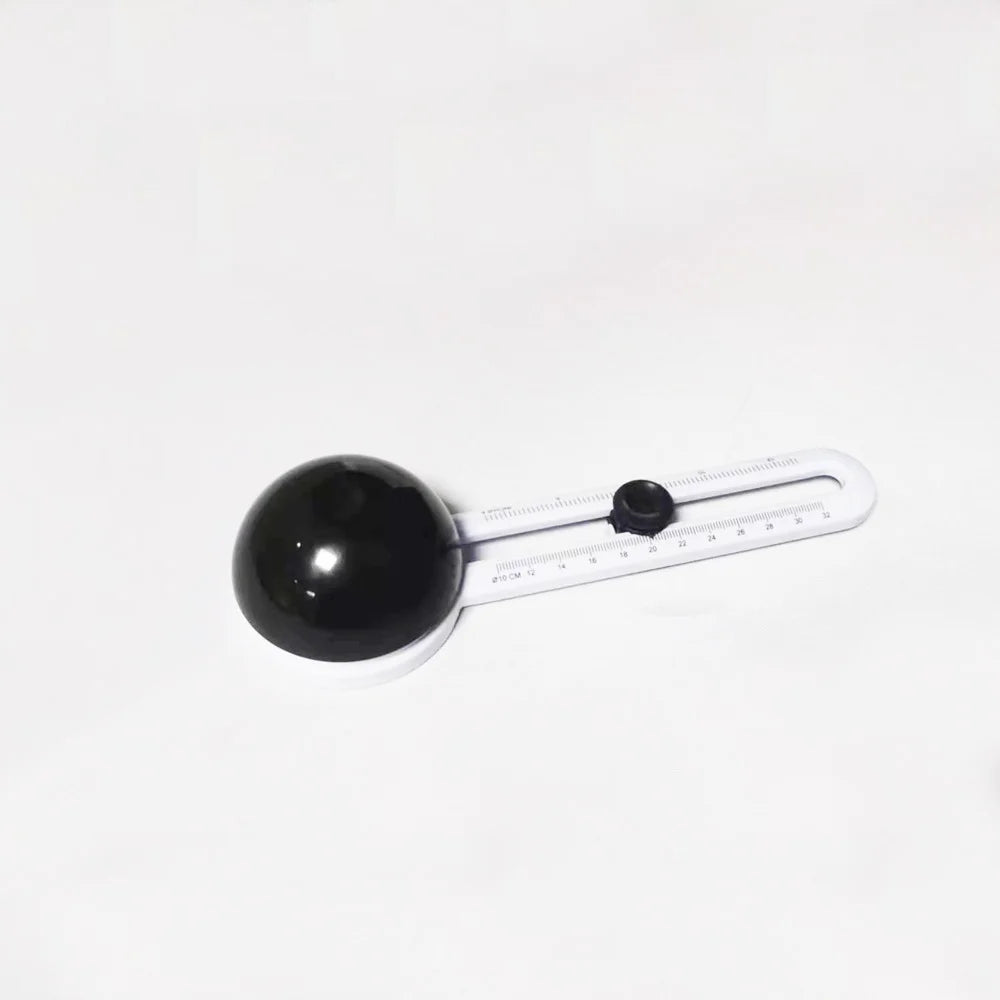 Schwarzes Präzisions-Kreis-Handwerksschneiderset mit weißer Skala und Messmarkierungen.