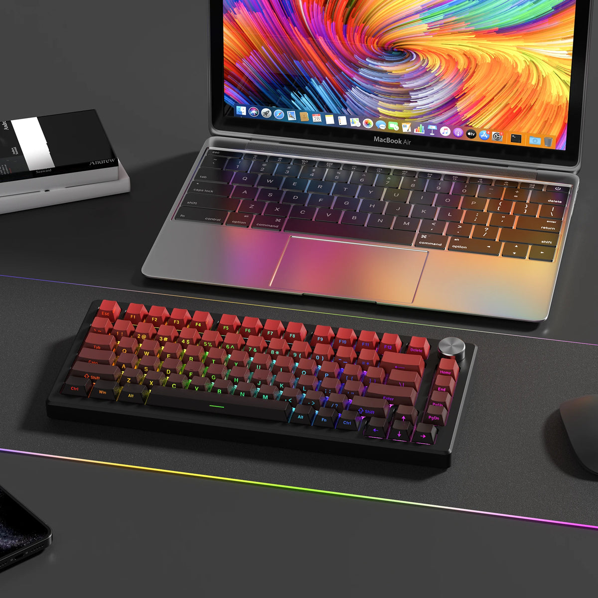 Nahaufnahme eines MacBook Air Laptops und einer mechanischen Tastatur mit farbigen Tasten auf dunklem Untergrund.