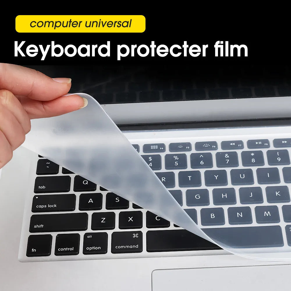Une main applique un film protecteur transparent sur le clavier d'un ordinateur portable.