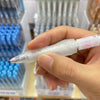 Eine Hand hält einen klaren Gelstift aus einem Set von Premium-Fidget-Spinner-Stiften.